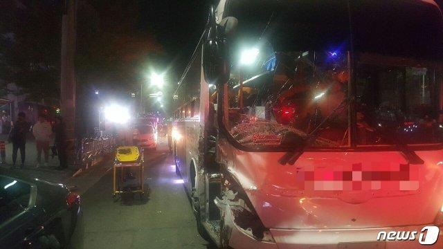 17일 오전 4시45분쯤 부산 사상구 모라동의 한 도로에서 45인승 통근버스가 불법주차된 4.5톤 트럭 등 차량 3대를 잇따라 충격했다. 이 사고로 버스 운전기사와 승객 등 7명이 부상을 입었다. 통근버스 전면 유리가 사고 충격으로 파손된 모습.(부산지방경찰청 제공) /© 뉴스1