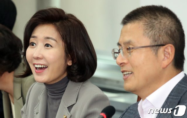 황교안 자유한국당 대표와 나경원 원내대표가 17일 서울 여의도 국회에서 열린 최고위원회의에서 대화를 하며 환하게 웃고 있다. 2019.10.17/뉴스1 © News1