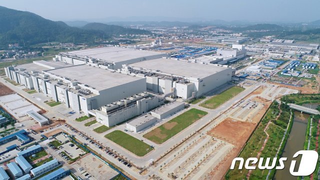 아이폰 제조사로 알려진 폭스콘(Foxconn) 모기업 홍하이정밀그룹이 소유하고 있는 디스플레이 업체 SDP(사카이디스플레이)가 최근 광저우에 건설한 10.5세대 LCD 공장의 전경(사진=SDP 홈페이지) © 뉴스1