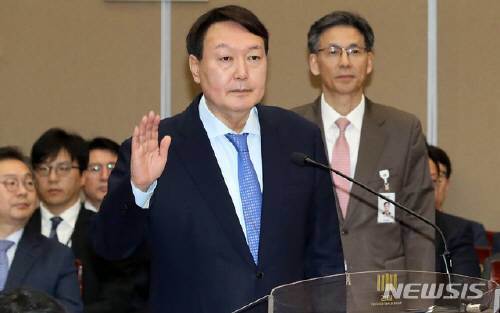 윤석열 검찰총장이 17일 오전 서울 서초구 대검찰청에서 열린 국회 법제사법위원회의 대검찰청에 대한 국정감사에서 선서하고 있다. 사진=뉴시스