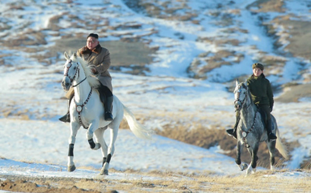 김정은 위원장과 김여정 부부장이 백마를 탄 채 백두산 지역을 달리고 있다.
