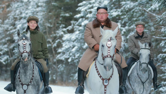 16일 북한관영매체들이 전한 김정은의 백두산 방문 사진. 김 위원장의 왼쪽은 김여정 부부장. 두 사람의 말에만 별이 달려있는 것을 확인할 수 있다.