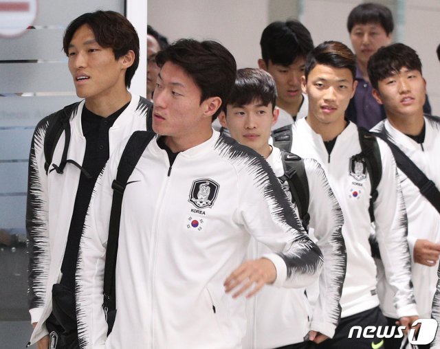 대한한국 축구대표팀이 17일 오전 인천국제공항 2터미널을 통해 귀국하고 있다. © News1