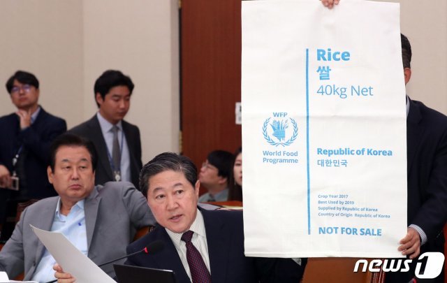 유기준 자유한국당 의원이 17일 서울 여의도 국회에서 열린 국정감사에서 WFP를 통해 국내산 쌀 5만톤 대북식량지원을 계획한 통일부 사전 제작 쌀포대 관련 질의를 하고 있다. 2019.10.17/뉴스1 © News1
