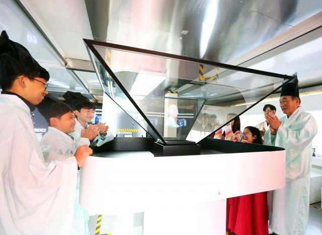 함양군 초등학생들이 ‘티움 모바일’의 미래 직업 연구소에서 AR, VR을 통한 적성검사를 체험하고 있다. SK텔레콤 제공