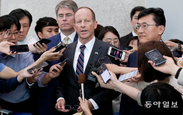 한국을 방문중인 데이비드 스틸웰 신임 미국 국무부 동아시아·태평양 담당 차관보가 17일 오후 서울 종로구 외교부 청사를 나서며 기자들의 질문에 답하고 있다. 원대연기자 yeon72@donga.com