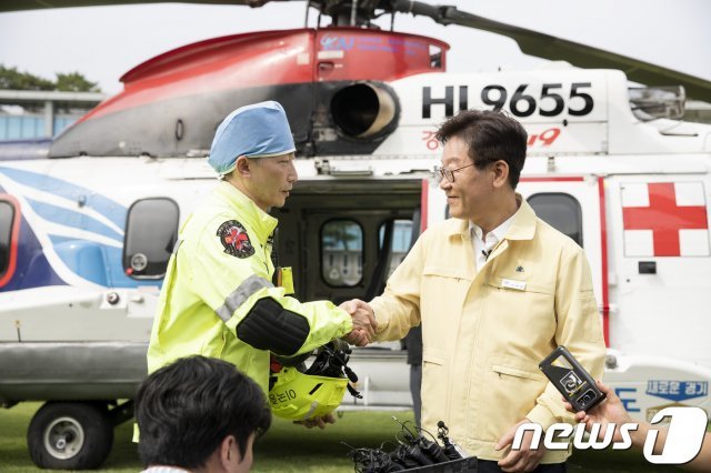 이국종 아주대 교수가 오는 18일 열리는 국회 행정안전위원회의 경기도 국정감사에 참고인으로 나선다. 사진은 이재명 지사와 이 교수가 지난 8월29일 경기도청 잔디광장에서 열린 ‘응급의료전용헬기 종합시뮬레이션 훈련’에서 악수를 하고 있는 모습.(경기도 제공)© 뉴스1