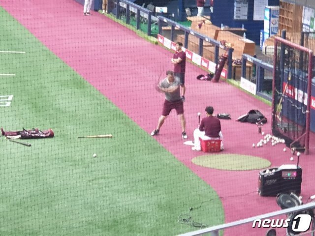 키움 히어로즈 제리 샌즈가 17일 플레이오프 3차전을 앞두고 가장 먼저 훈련을 시작했다. © 뉴스1