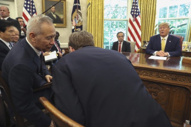 11일 미국 백악관에서 도널드 트럼프 미국 대통령(맨 오른쪽)이 미중 무역협상 중국 측 대표인 류허 중국 부총리(왼쪽에서 두 번째)를 바라보고 있다. AP 뉴시스