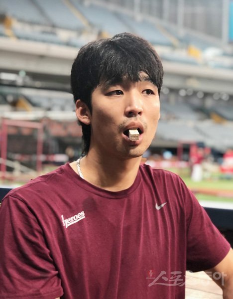 웨하스를 문 키움 김규민. 고척｜최익래 기자 ing17@donga.com