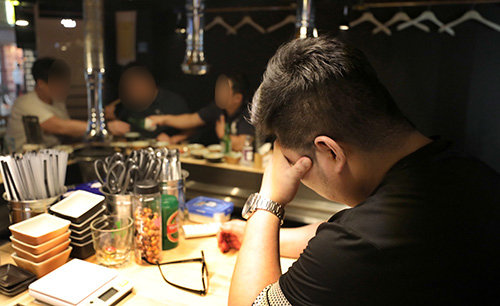 한 음식점에서 점주가 피곤해하고 있는 모습. 동아일보 자료 사진