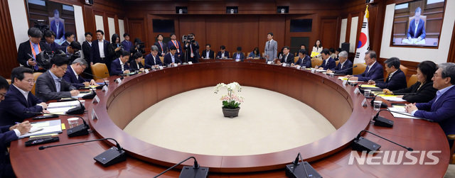 문재인 대통령이 17일 서울 세종로 정부서울청사에서 열린 경제장관회의에 참석해 모두발언을 하고 있다. 사진=뉴시스