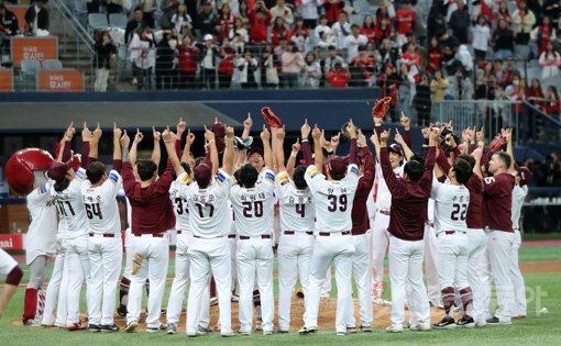 17일 서울 고척스카이돔에서 열린  ‘2019 신한은행 MY CAR KBO 포스트시즌’ 플레이오프 3차전 SK 와이번스와 키움 히어로즈의 경기에서 키움이 10-1 대승을 거두며 시리즈 전적 3-0을 거두며 한국시리즈에 진출했다. 경기 후 키움 선수들이 특유의 세리머니를 펼치고 있다. 고척｜김진환 기자 kwangshin00@donga.com