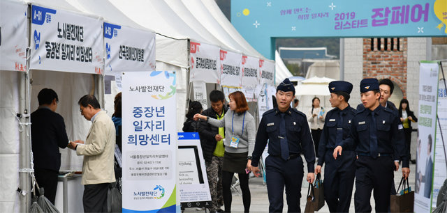 동아일보와 채널A, 서울시가 서울 광화문광장에서 주최한 ‘2019 리스타트 잡페어’ 이틀째인 17일 청년, 전역 예정 군인, 
경력단절여성, 신중년 등이 부스를 찾았다. 역대 최대 규모로 열린 리스타트 잡페어 현장에서는 이력서를 내고 면접까지 마친 구직자도
 많았다. 리스타트 잡페어 사무국 제공