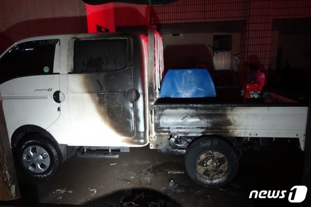 17일 오후 8시49분쯤 서귀포시 중앙동 야외 정자 인근에 있던 트럭(포터) 에 불이 붙었다(제주소방안전본부 제공) /© 뉴스1