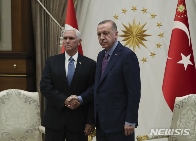 마이크 펜스 미국 부통령(왼쪽)과 레제프 타이이프 에르도안 터키 대통령(오른쪽). 뉴시스