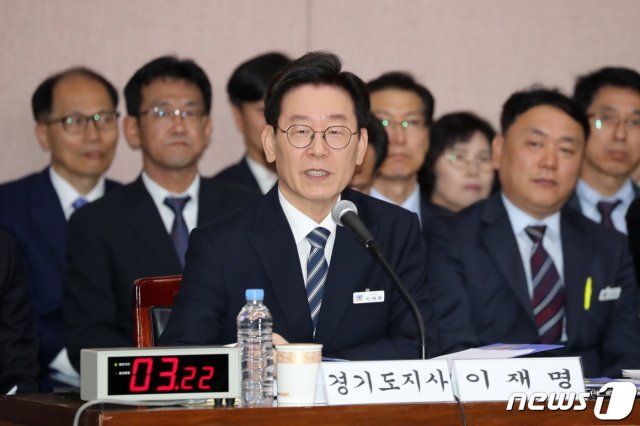 이재명 경기도지사가 18일 오전 경기도 수원시 팔달구 경기도청에서 열린 국회 행정안전위원회의 경기도에 대한 국정감사에서 의원의 질의에 답변하고 있다. 2019.10.18/뉴스1 © News1