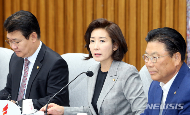 나경원 자유한국당 원내대표(가운데)가 18일 오전 서울 여의도 국회에서 열린 국정감사대책회의에서 모두발언을 하고 있다.뉴시스