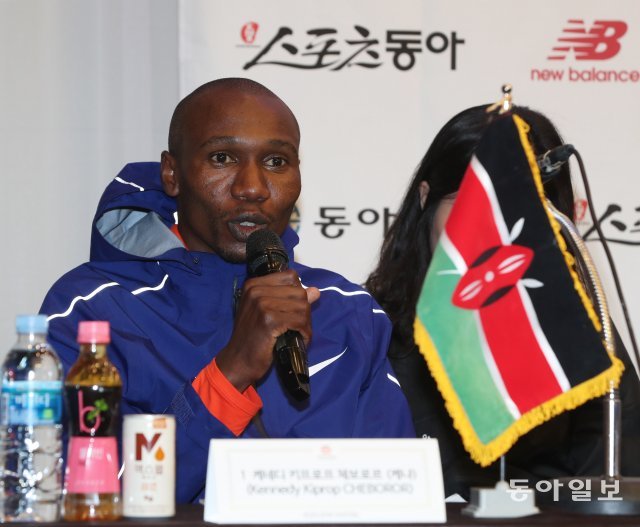 2019 경주국제마라톤 선수 기자회견
18일 오후 경주 코오롱호텔에서 ‘2019 경주국제마라톤’ 주요 출전선수들을 상대로 한 기자회견이 있었다. 케네디 키프로프 체보로르 (케냐)