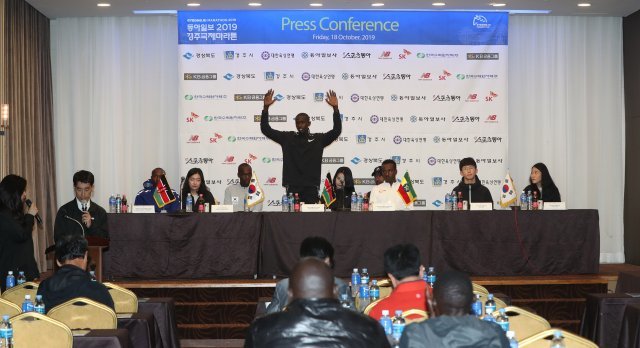 2019 경주국제마라톤 선수 기자회견
18일 오후 경주 코오롱호텔에서 ‘2019 경주국제마라톤’ 주요 출전선수들을 상대로 한 기자회견이 있었다.