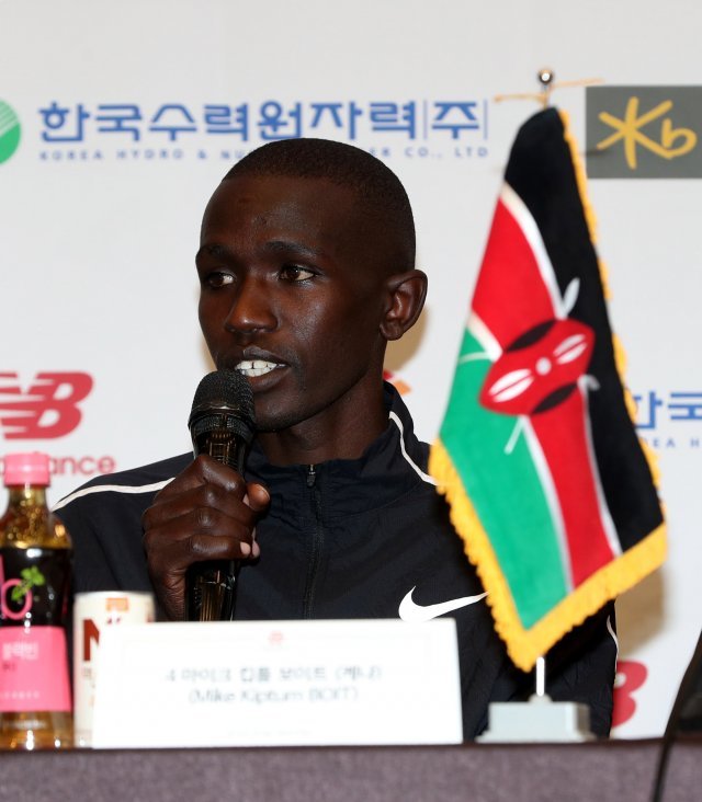2019 경주국제마라톤 선수 기자회견
18일 오후 경주 코오롱호텔에서 ‘2019 경주국제마라톤’ 주요 출전선수들을 상대로 한 기자회견이 있었다. 마이크 킴툼 보이트 (케냐)