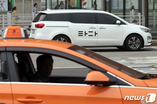 국토교통부가 ‘혁신성장과 상생발전을 위한 택시제도 개편방안’을 발표한 17일 서울 도심에서 택시와 ‘타다’차량이 운행하고 있다. 2019.7.17/뉴스1 © News1