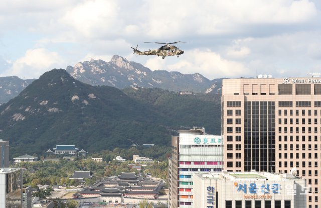 닥터헬기 선포식에 함께한 군 헬기가 광화문 상공을 선회하고 있다. 김재명 기자 base@donga.com