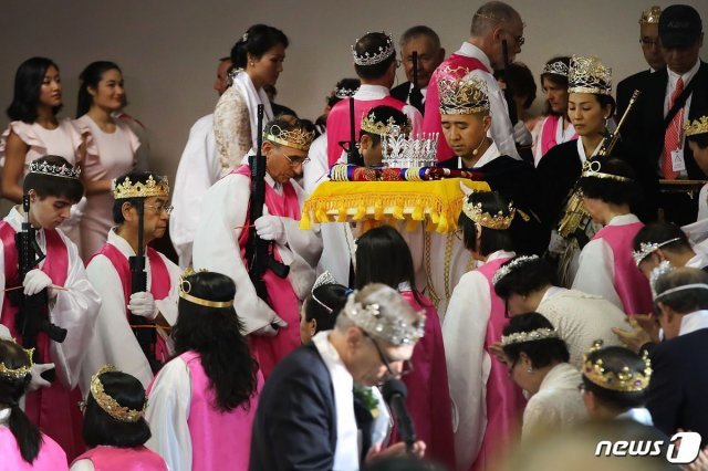 생츄어리 교회의 예배 장면. 가운데 왕관을 들고 문형진 교주가 입장하고 있다. © 뉴스1