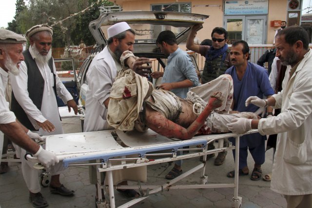 18일(현지 시간) 아프가니스탄 데 발라의 이슬람 사원에서 발생한 폭탄 테러로 부상을 입은 남성이 들것에 실려 병원으로 옮겨지고 있다. 잘랄라바드=AP 뉴시스
