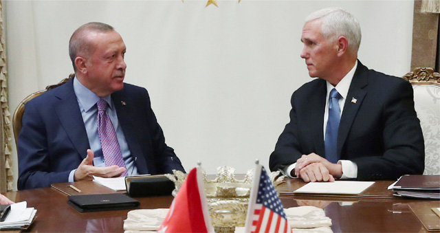 레제프 타이이프 에르도안 터키 대통령(왼쪽)이 마이크 펜스 미국 부통령과 17일 수도 앙카라 대통령궁에서 대화하고 
있다. 두 사람은 터키가 시리아 북부의 쿠르드족 거점 지역에서 군사작전을 5일 동안 중단하기로 합의했다. 앙카라=AP 뉴시스