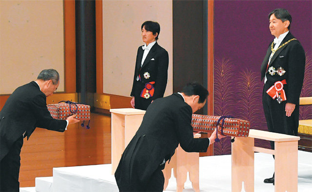 5월 1일 새 일왕으로 즉위한 나루히토 일왕(오른쪽)이 3종 신기를 물려받는 의식을 진행하고 있다. 3종 신기는 거울, 검, 굽은 구슬로 왕실에 대대로 전해 내려오는 세 가지 보물이다. 일본 공동취재단
