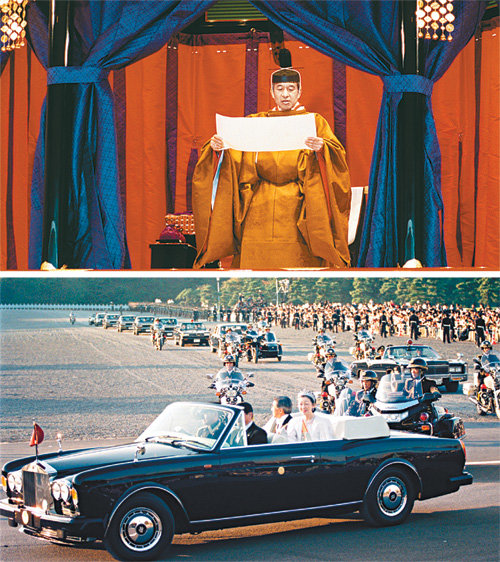 아키히토 전 일왕이 1990년 11월 12일 해외 약 160개국 대표와 일본 고위 인사들 앞에서 일왕 즉위를 선언하고 
있다(위쪽 사진). 즉위식 후 아키히토 전 일왕 내외는 11만7000여 명의 축하객 속에서 카퍼레이드를 했다. 일본 공동취재단