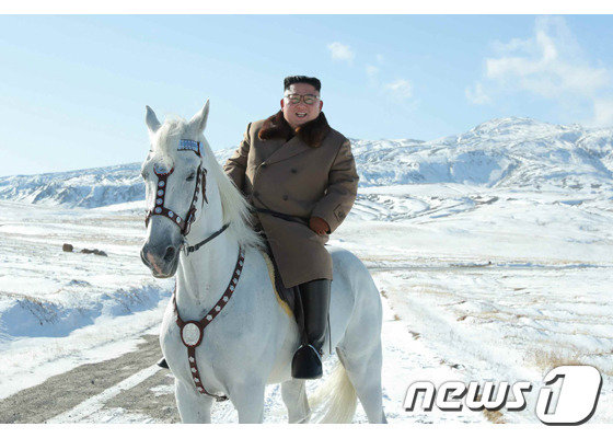 김정은 북한 국무위원장이 ‘혁명의 성지’로 여겨지는 백두산을 찾았다고 노동당 기관지 노동신문이 16일 보도했다. © 뉴스1