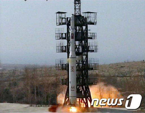 북한이 7일 오전 9시 30분께 동창리 미사일 발사장에서 장거리 미사일을 발사했다. 사진은 지난 2009년 4월5일 북한이 함경북도 화대군 무수단리에서 발사한 장거리 미사일 은하2호. © 뉴스1