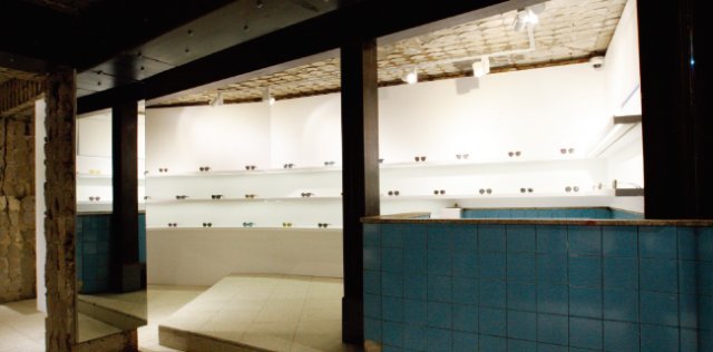 목욕탕 공간과 전시된 안경의 조화가 멋스러운 ‘젠틀몬스터’ 쇼룸. [사진 제공 · 젠틀몬스터]