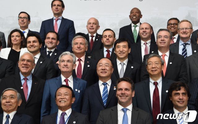 홍남기 경제부총리 겸 기획재정부 장관(앞에서 두번째줄 왼쪽에서 세번째)이 17일(현지시간) 미국 워싱턴 국제통화기금(IMF)에서 열린 G20재무장관·중앙은행총재회의에서 각국 대표들과 기념촬영을 하고 있다.  아소 다로 일본 재무장관(맨 앞줄 왼쪽 두번째)도 앞에 위치해 있다.(기획재정부 제공) 2019.10.18/뉴스1