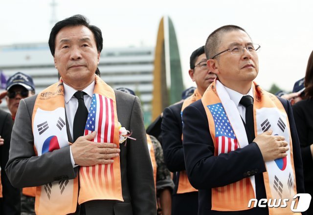 자유한국당 황교안 대표(왼쪽)와 손학규 바른미래당 대표 © News1