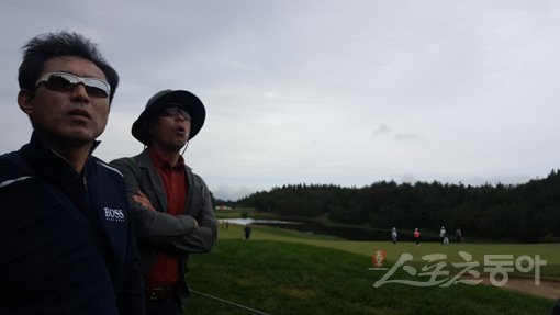 안병훈의 아버지인 안재형 전 탁구국가대표팀 감독(왼쪽)이 19일 더CJ컵@나인브릿지 3라운드에서 아들의 샷을 지켜보고 있다. 서귀포｜고봉준 기자 shutout@donga.com