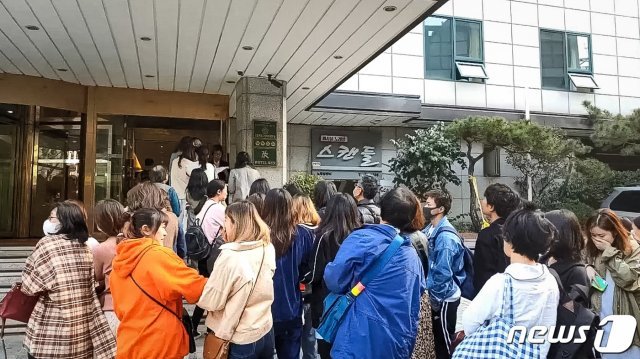 20일 오전 서울 중구 한 호텔 식당 주방에서 불이 나 투숙객들이 호텔 밖으로 대피해 있다. 이 화재로 인명피해는 없는 것으로 확인됐다. (중부소방서 제공) 2019.10.20/뉴스1