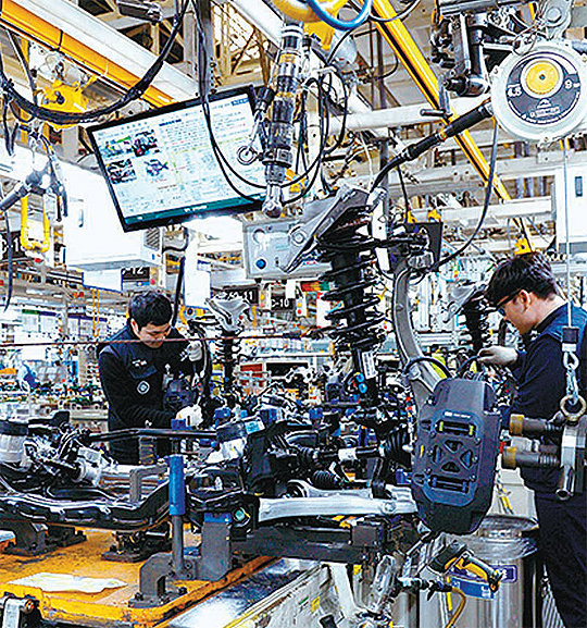 울산 북구에 있는 현대모비스 공장에서 직원들이 섀시(차체) 모듈을 생산하는 모습. 현대모비스 제공