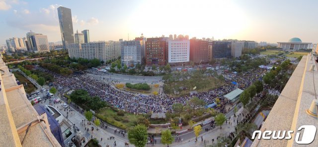 19일 오후 서울 여의도 국회 앞에서 열린 검찰개혁 10번째 촛불문화제에서 참가자들이 구호를 외치고 있다. (파노라마 촬영) 2019.10.19/뉴스1 © News1