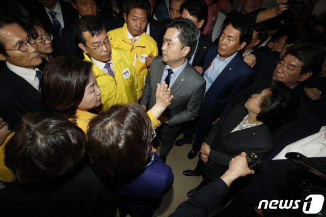 지난 26일 오후 서울 여의도 국회 정치개혁 특별위원회 전체회의장 앞에서 자유한국당 의원 및 당직자들이 공직선거법 개정안 신속처리안건(패스트트랙) 지정동의의 건 통과를 막기 위해 심상정 위원장 등 정개특위 위원들을 막아서고 있다. © News1