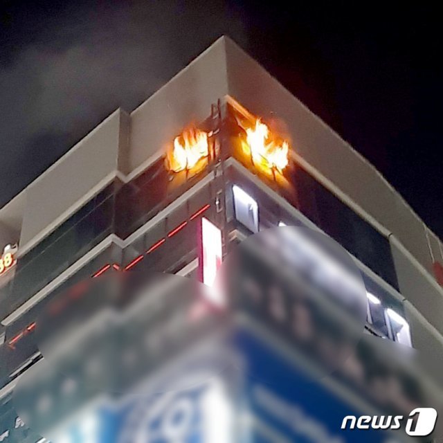 20일 오후 10시 42분쯤 경기 부천시 괴안동의 한 11층짜리 건물 10층 헬스장에서 화재가 발생했다.(독자 제공)2019.10.21/뉴스1 © News1