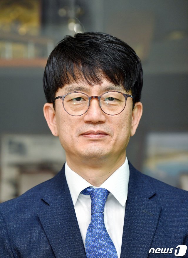 청와대는 23일 브리핑을 갖고 차관급 9명의 인사를 단행했다고 밝혔다. 사진은 국방부 차관에 임명된 박재민 국방부 전력자원관리실장. (청와대 제공) 뉴스1