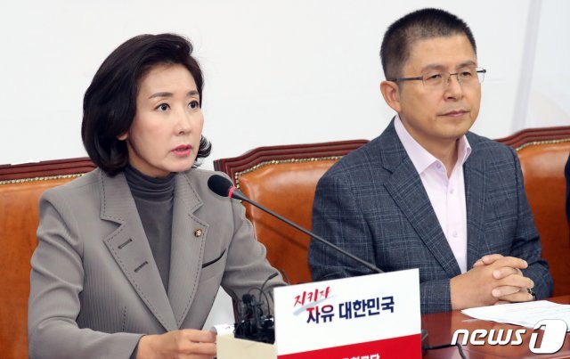 황교안 자유한국당 대표가 21일 서울 여의도 국회에서 열린 최고위원회의에서 모두발언을 하고 있다. © News1