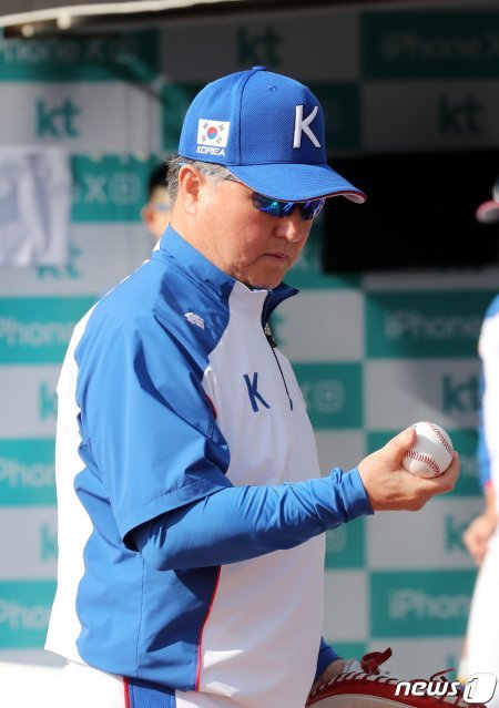 2019 세계야구소프트볼연맹(WBSC) 프리미어12 참가를 앞둔 김경문 야구 국가대표팀 감독이 17일 오후 경기도 수원시 장안구 kt위즈파크에서 훈련 중 공을 바라보고 있다. 2019.10.17/뉴스1 © News1