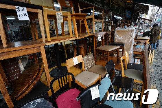 서울 황학동 주방거리의 한 중고가구 매장에 폐업 업소에서 내다 판 업소용 가구들이 쌓여있다. /뉴스1 © News1