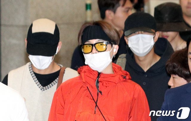 그룹 방탄소년단(BTS)이 13일 오후 인천국제공항을 통해 입국하고 있다. © News1