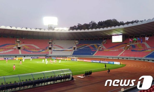 지난 15일 북한 평양 김일성경기장에서 2022년 카타르월드컵 아시아 예선 한국과 북한의 경기가 열리고 있다. 국내 중계는 되지 않았다.  (대한축구협회 제공)2019.10.15/뉴스1