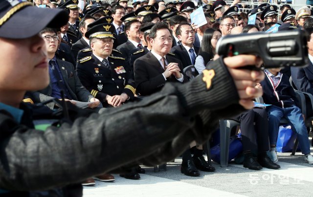 이낙연 국무총리와 민갑룡 경찰청장이 제74주년 경찰의 날 기념식에서 흉악범을 제압하는 퍼포먼스를 바라보고 있다.
